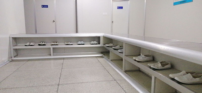 更鞋區——放潔凈鞋